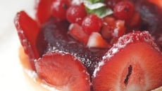 Tartelettes aux fraises en gelée de fruits rouge