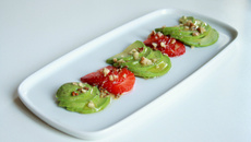 Carpaccio d'avocat & de fraises à l'huile de noix vierge