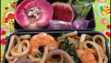 Wok de crevettes à la pâte de soja, udon et blettes