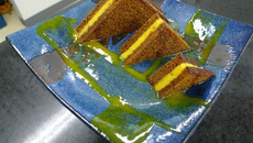 Assiette de pain d'épices,  sorbet mangue, coulis de mangue