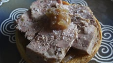 Tarte fine à la terrine de campagne, compotée d'oignons au cidre