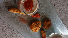 Verrines apéritives poivron et chèvre et son mikado aux pépites de chorizo, glaçage poivron