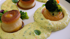 Saturnes de Saint-Jacques rôties, purée mousse de brocoli et crème d'endives