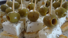 Petites brochettes féta olives