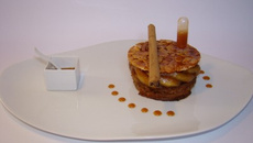 Tarte aux pommes caramélisées vanille Bourbon, noix et cidre, crème de mascarone confiture de lait, tuile de nougatine et caramel à la fleur de sel