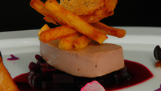 Foie gras poêlé aux chips de betteraves
