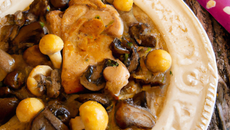 Chapon aux marrons et aux champignons