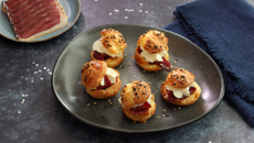 Mini choux au sésame farci au Magret fumé, confiture de figue et chantilly au curry
