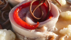 Maquereau poché, crevettes grises, bouillon de cidre et chou fleur