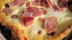 Clafoutis au jambon cru, mozzarella et pignons