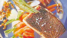 Dos de bars rôtis aux coques, réduction de Noilly et brochette d'écrevisses marinées