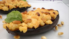 Crumble d'aubergines farcies à la tomate et au fromage