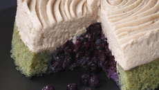 Entremet crème de Marron, pistache et myrtilles sauvages du Canada