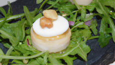 Noix de St Jacques en petit pique de Bayeux sur buissonnière de roquette