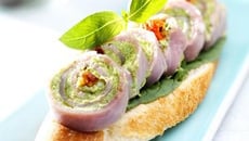 Roulé de chèvre et pesto en bruschetta