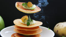 Blinis de pommes de terre à la roquette et flétan fumé par Jean-Sébastien Bompoi