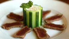 Tataki de bœuf et son sésame de concombre au raifort