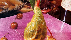 Perdreaux pâtes rouges aux griottines, suprêmes sur leur carcasse et cuisse aux châtaignes en feuille de chou.