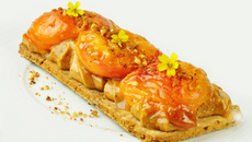 Pâte sucrée au pralin et grué de cacao pour une tartelette aux abricots rôtis et une crème pralinée