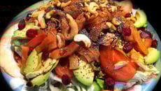 Voici l'Eté! Maxi salade saumon, thon, avocat et noix de pécan!