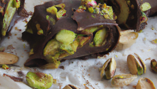 Bûche au chocolat et aux pistaches