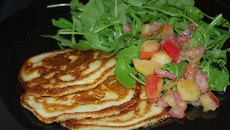 Blinis au roquefort, roquette aux lardons et aux pommes