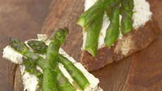Les tartines d'asperges vertes