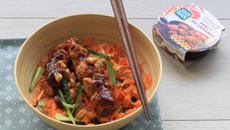 Brochettes de porc au caramel et crudités façon bo bun