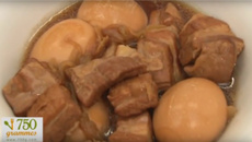 Poitrine de porc au caramel mijoté avec des œufs