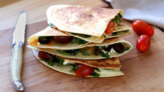 Quesadillas pousses d'épinard & tomates