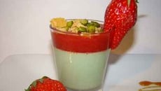 Minis panna cotta pistache, fraise et éclats de biscuit croustillant