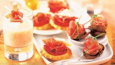 Mini-feuilletés au jambon sec, tomates grillées et copeaux de fromage de chèvre