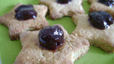 Biscuits au son d'avoine à la confiture de cerises noires