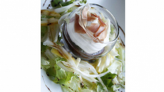 Gaspacho betteraves et mousse de chèvre sur lit de pommes fenouil