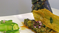 Courgette farcie au vert, fleurs en tempura