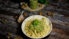 Tagliatelles au pesto de courgettes aux noisettes