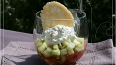 Verrine de tomates, concombre et pignons de pin à la mousse de ricotta