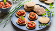 Blinis de sarrasin au délice de tomates séchées