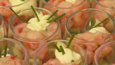 Verrines avocat-crevette et sauce cocktail