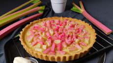 Tarte à la rhubarbe à la crème vanillée