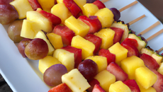 Brochettes de fruits frais à la vanille