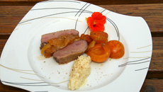 Rôti de magret de canard aux abricots au floc de Gascogne