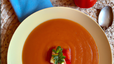Soupe de tomates avec des morceaux de pommes de terre