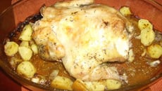 Poulet au four aux herbes sur lit de pommes de terres