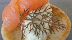 Petits blinis au sarrasin, chantilly au wasabi et saumon fumé