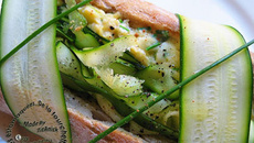 Sandwich aux lamelles de courgettes et aux œufs à la ciboulette