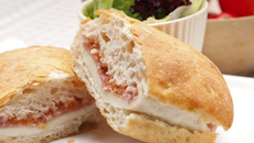 Ciabatta au jambon de Parme, tomates séchées et mozarella