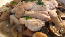 Chapon au lard et aux pleurotes