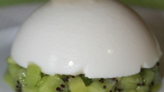 Dôme coco kiwi, tuile de banane