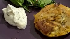 Tatins sucrées-salées poires et fourme d'Ambert et leur crème fouettée au thym